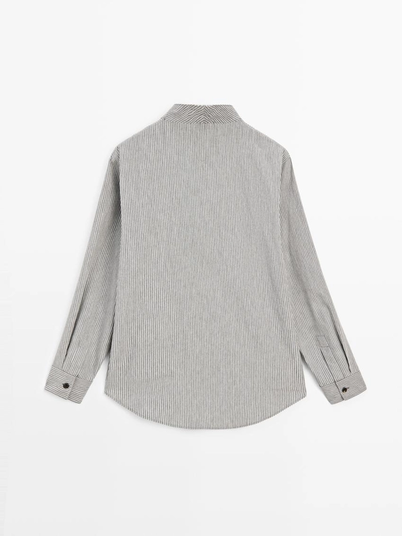 Рубашка с полосатым узором и пуговицами