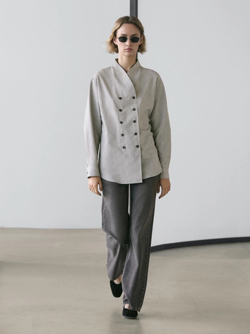 Рубашка с полосатым узором и пуговицами