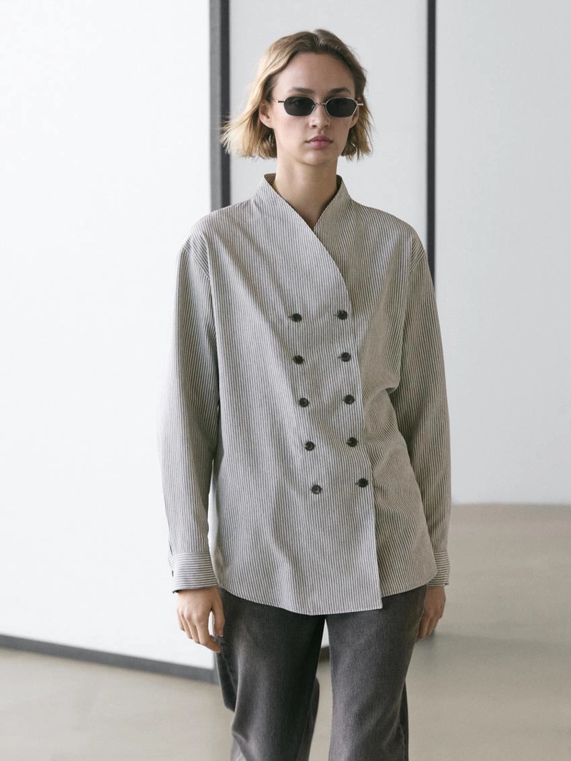 Рубашка с полосатым узором и пуговицами