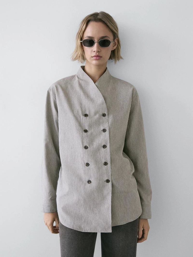 Рубашка с полосатым узором и пуговицами