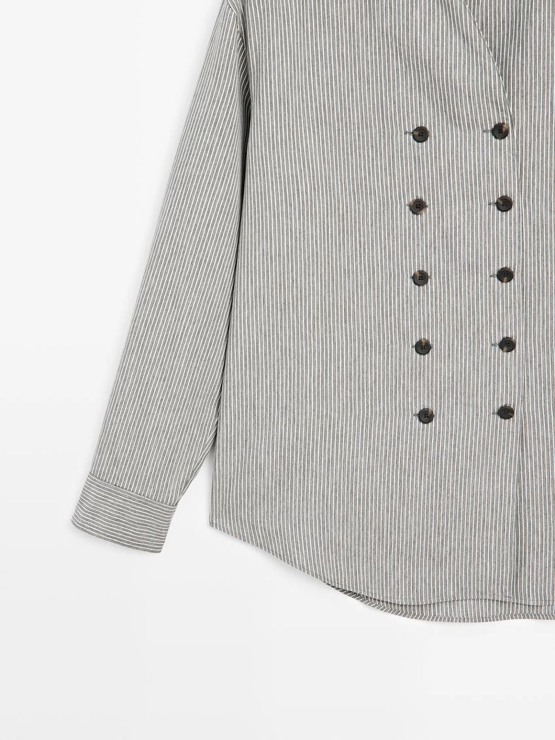 Рубашка с полосатым узором и пуговицами