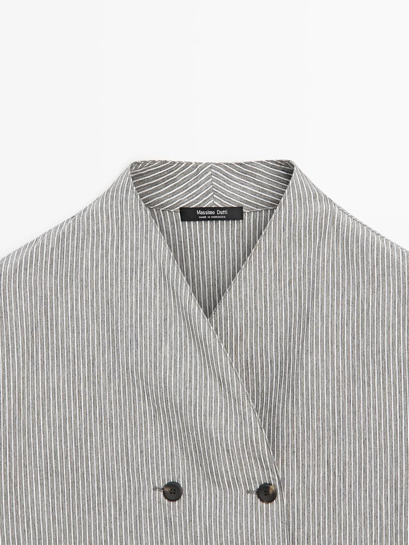 Рубашка с полосатым узором и пуговицами