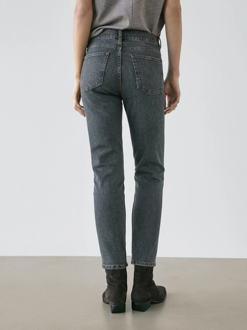 Джинсы средней посадки узкого кроя до середины голени