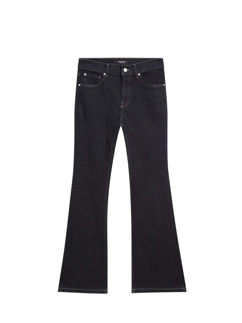 Джинсы с узкими брючинами и широким подолом на высокой талии