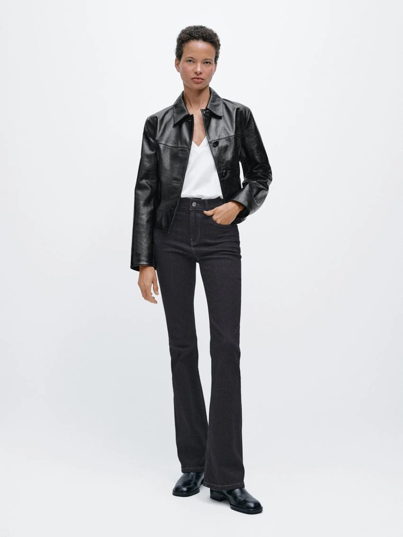 Джинсы с узкими брючинами и широким подолом на высокой талии