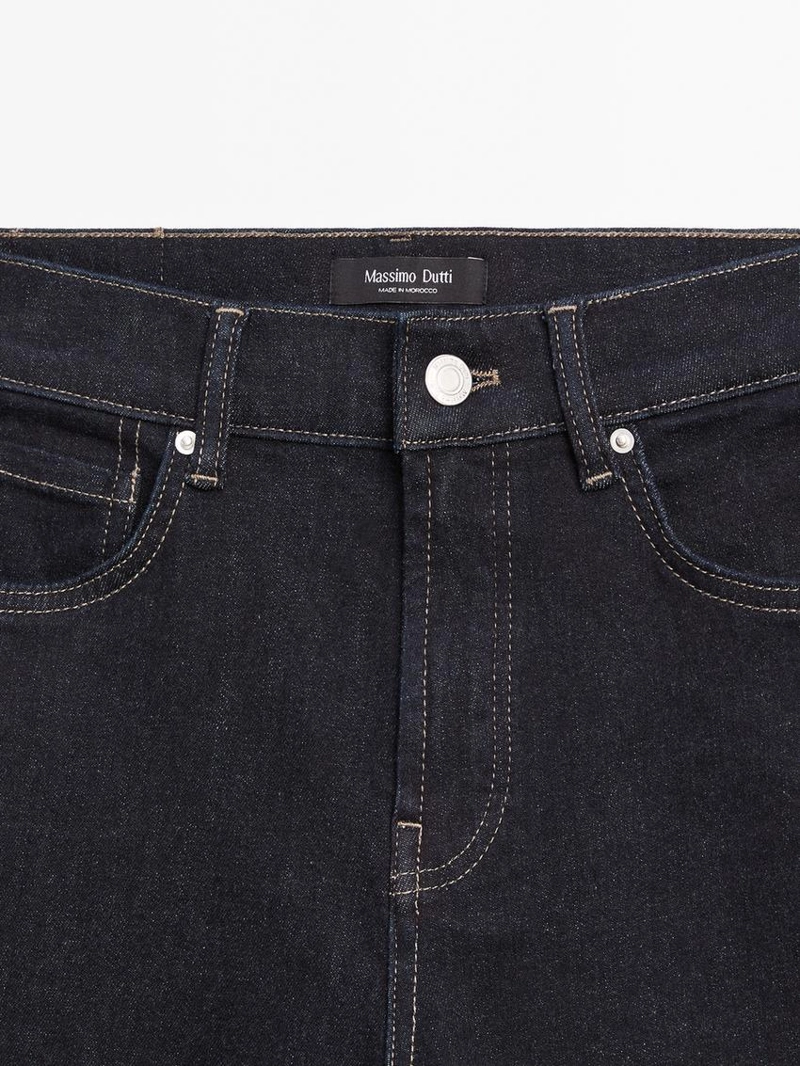 Джинсы с узкими брючинами и широким подолом на высокой талии