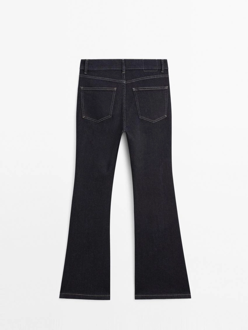 Джинсы с узкими брючинами и широким подолом на высокой талии