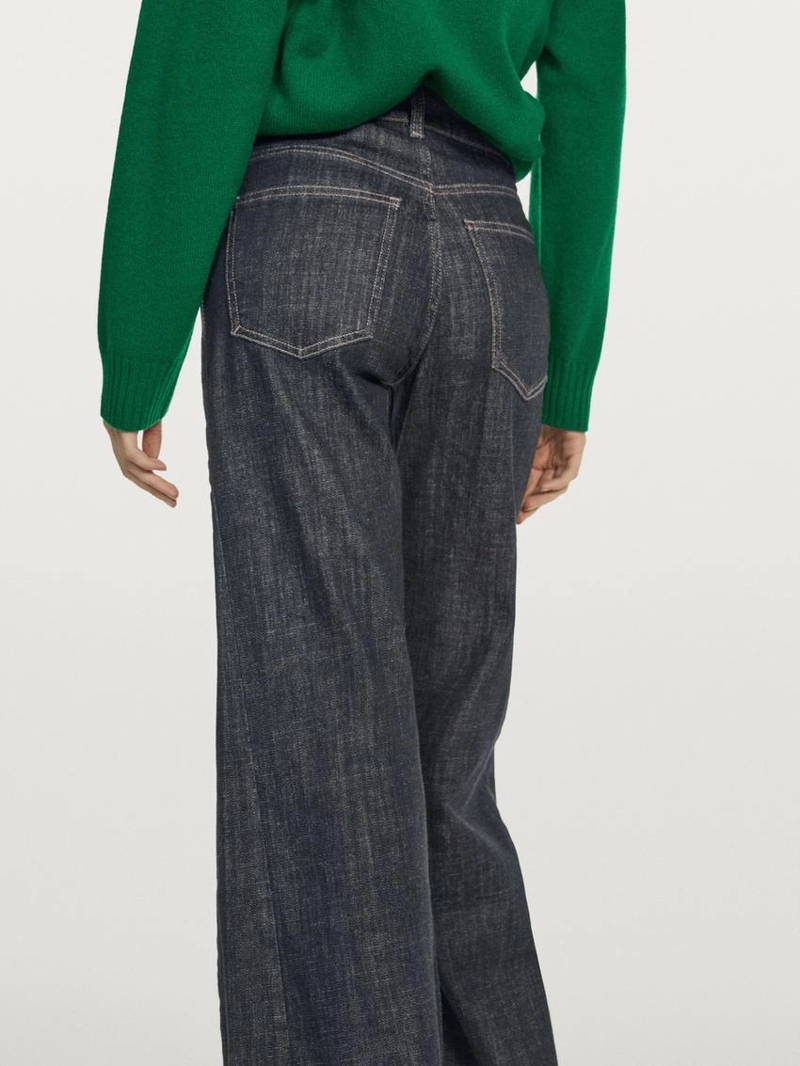 Джинсы с высокой талией и расширенными брючинами