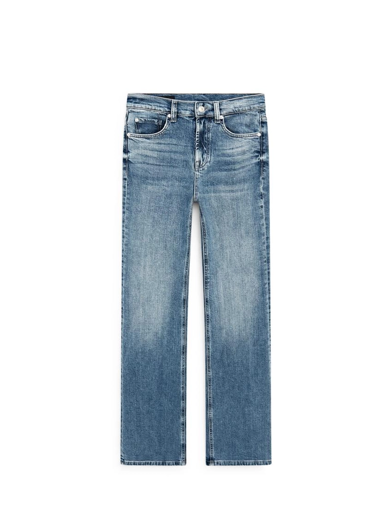 Джинсы с узкими брючинами и расклешенным подолом