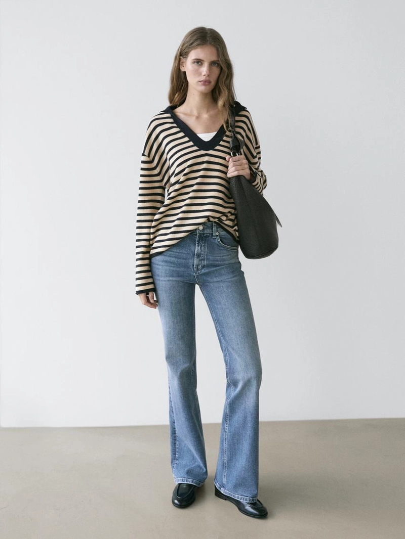 Джинсы с узкими брючинами и расклешенным подолом