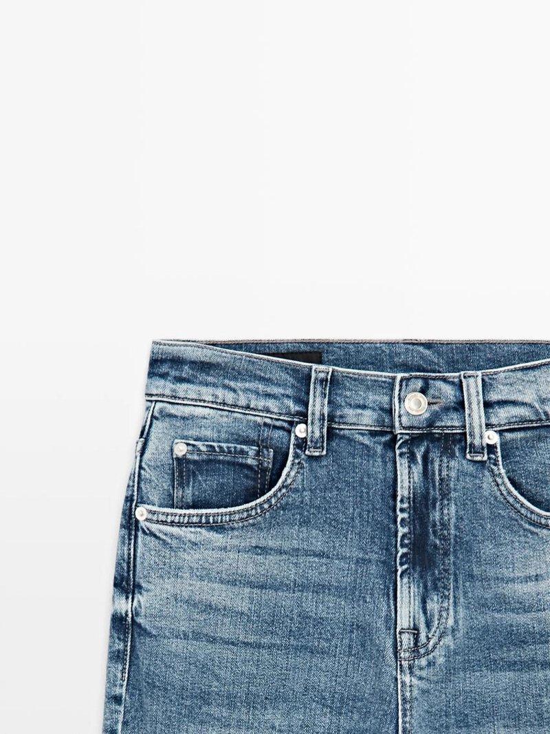 Джинсы с узкими брючинами и расклешенным подолом