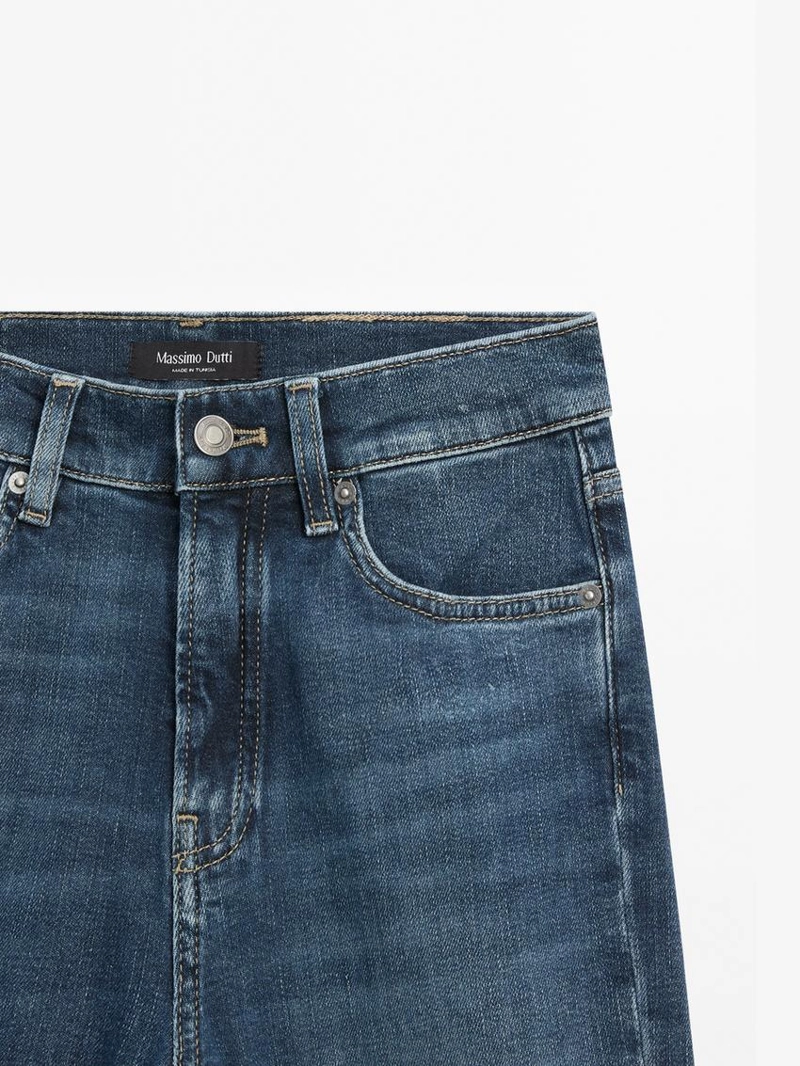 Джинсы с завышенной талией и узкими штанинами в стиле колокол