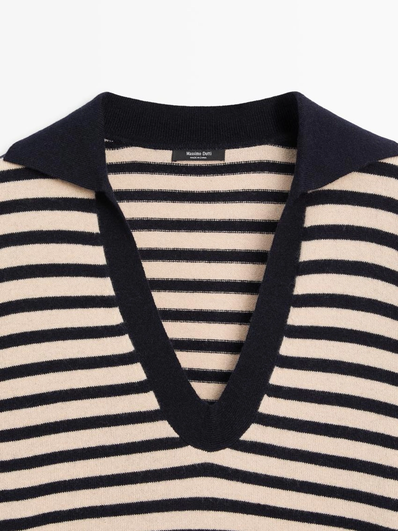 Водолазка с полосатым v-образным вырезом из вязаного полотна