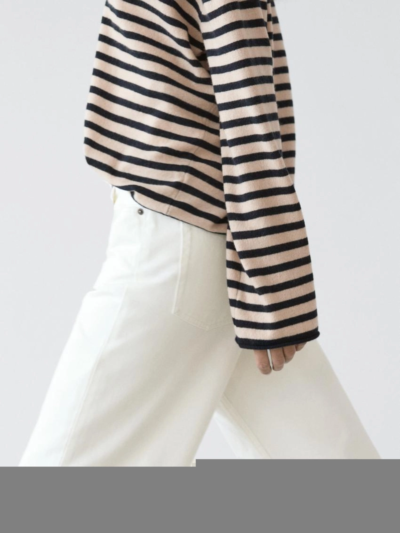 Водолазка с полосатым v-образным вырезом из вязаного полотна