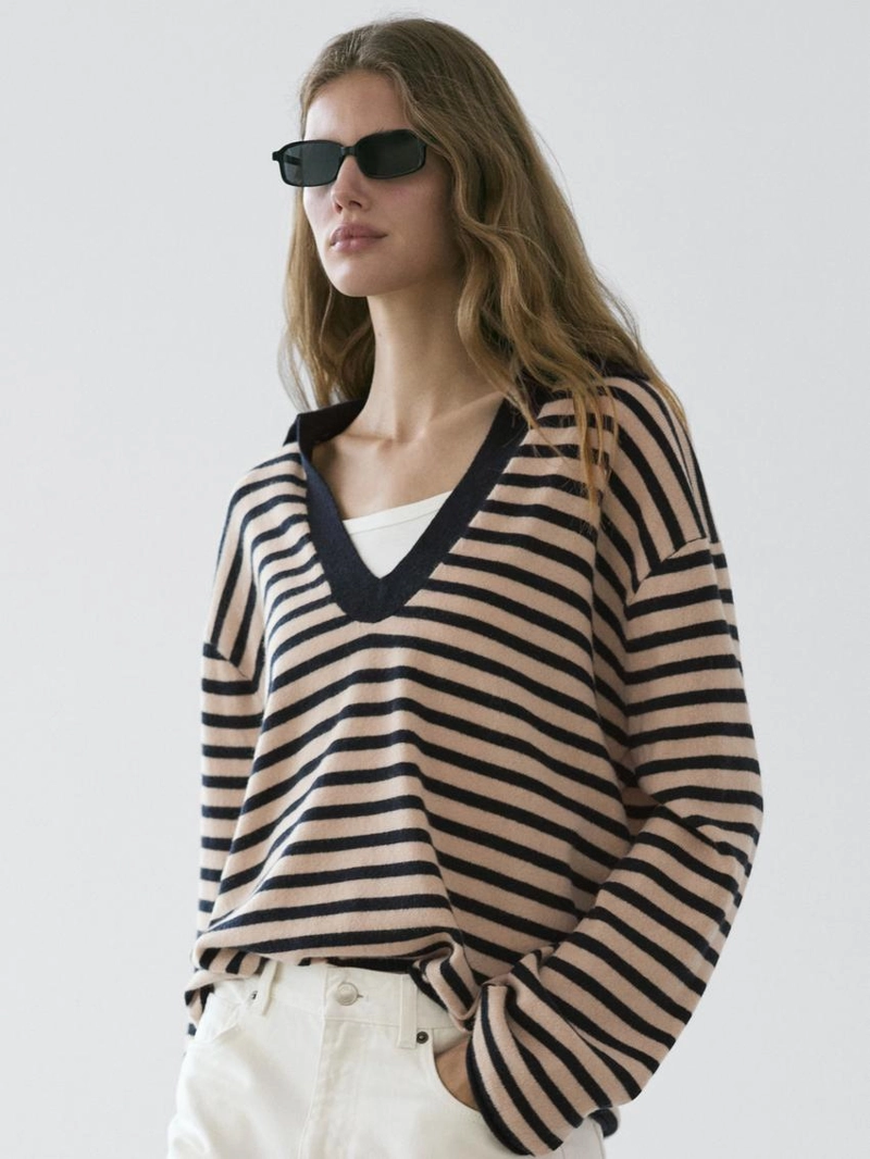 Водолазка с полосатым v-образным вырезом из вязаного полотна