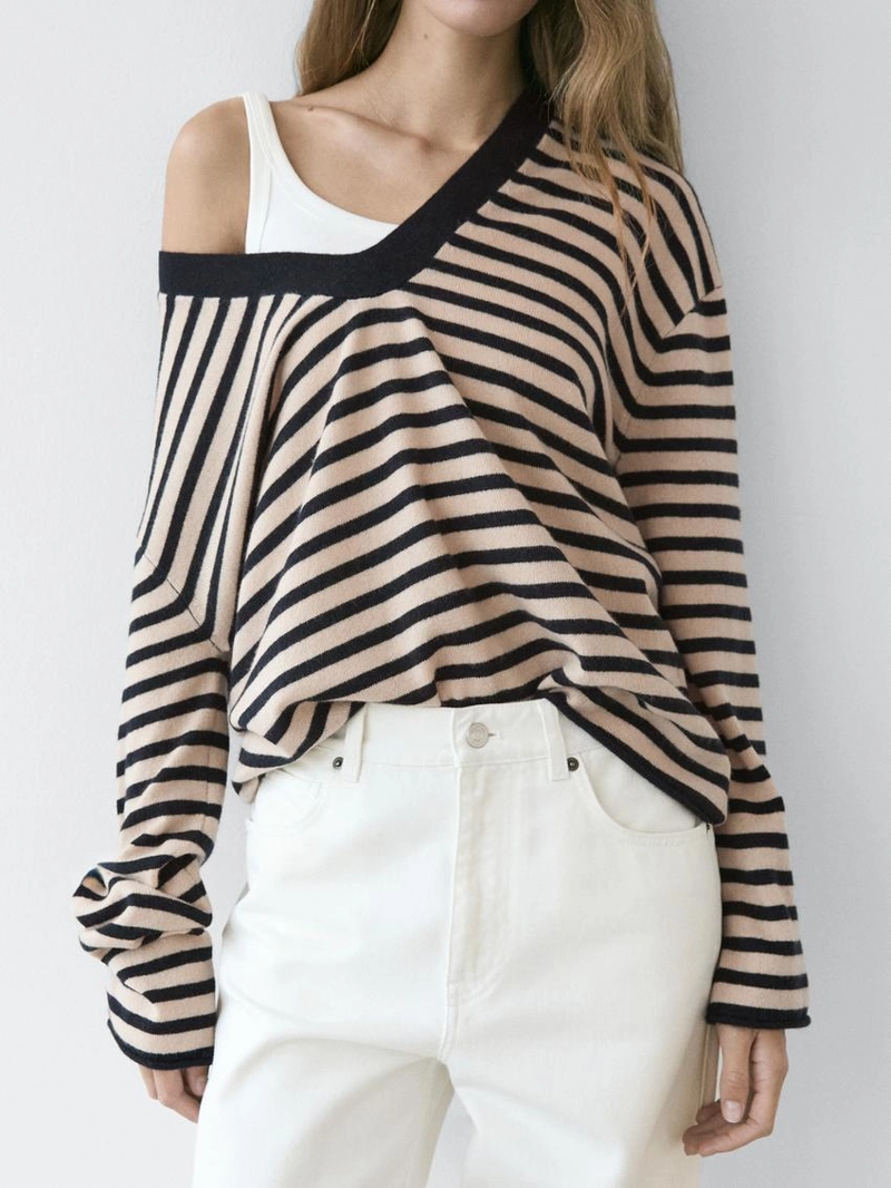 Водолазка с полосатым v-образным вырезом из вязаного полотна