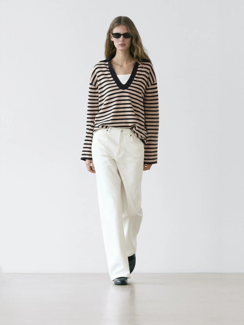 Водолазка с полосатым v-образным вырезом из вязаного полотна