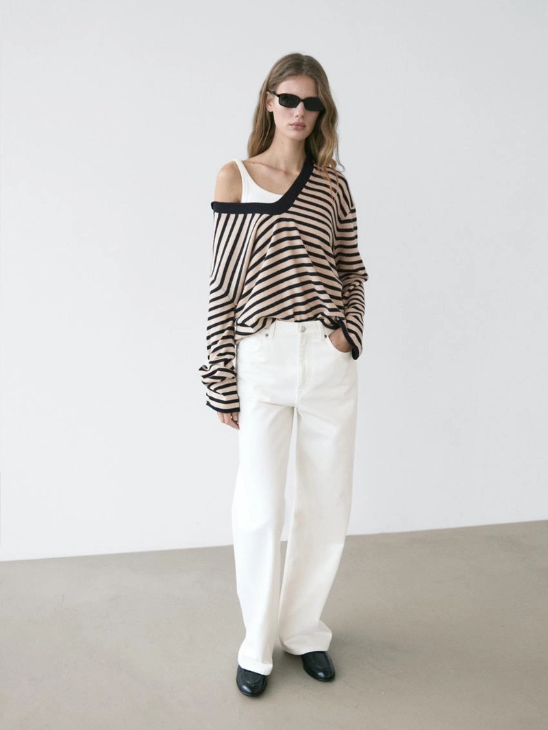 Водолазка с полосатым v-образным вырезом из вязаного полотна