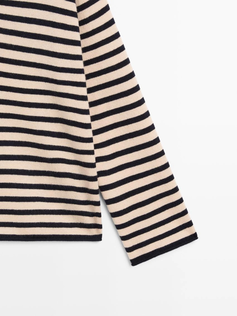 Водолазка с полосатым v-образным вырезом из вязаного полотна