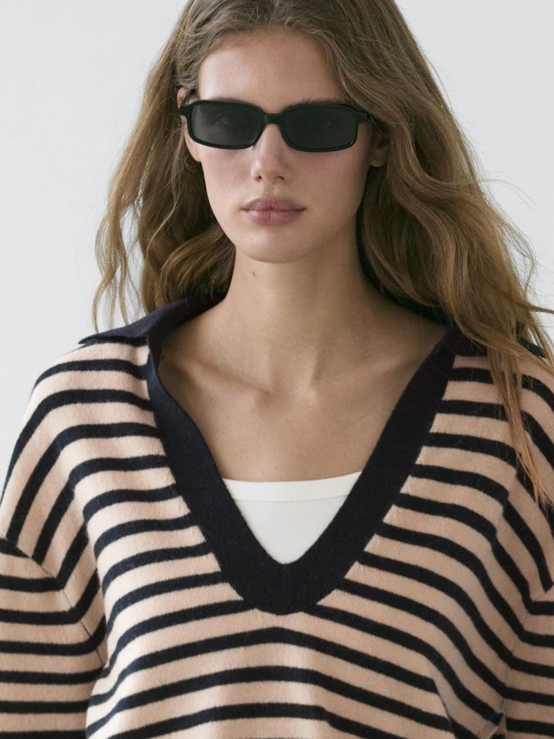 Водолазка с полосатым v-образным вырезом из вязаного полотна