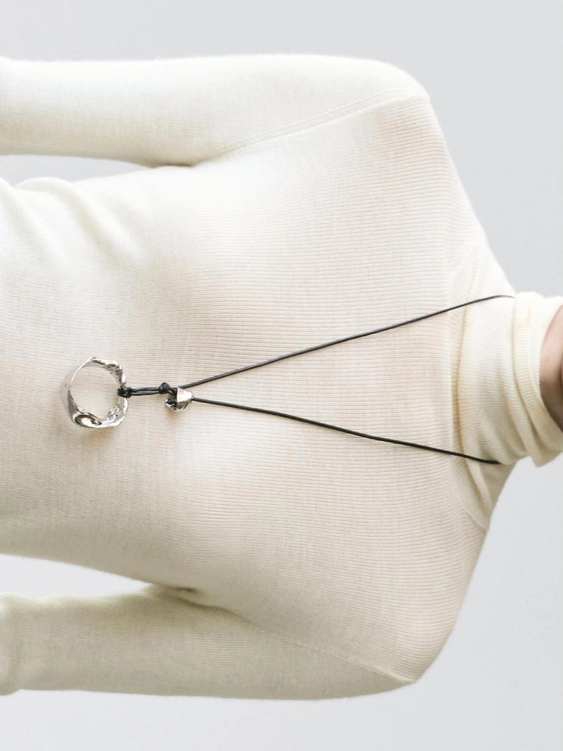 Кожаное ожерелье с неправильным элементом