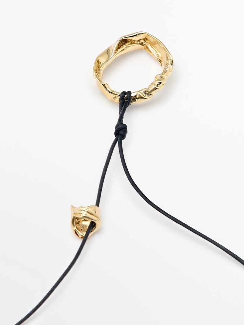 Кожаное ожерелье с неправильным элементом