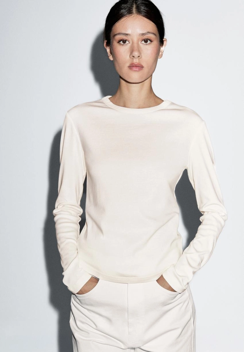 Футболка с длинным рукавом и закругленным подолом