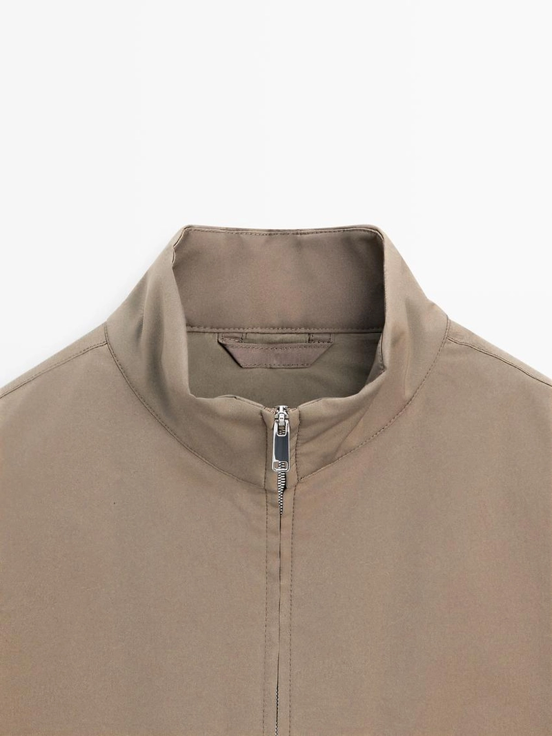 Пуховик с водоотталкивающим покрытием и высоким воротником