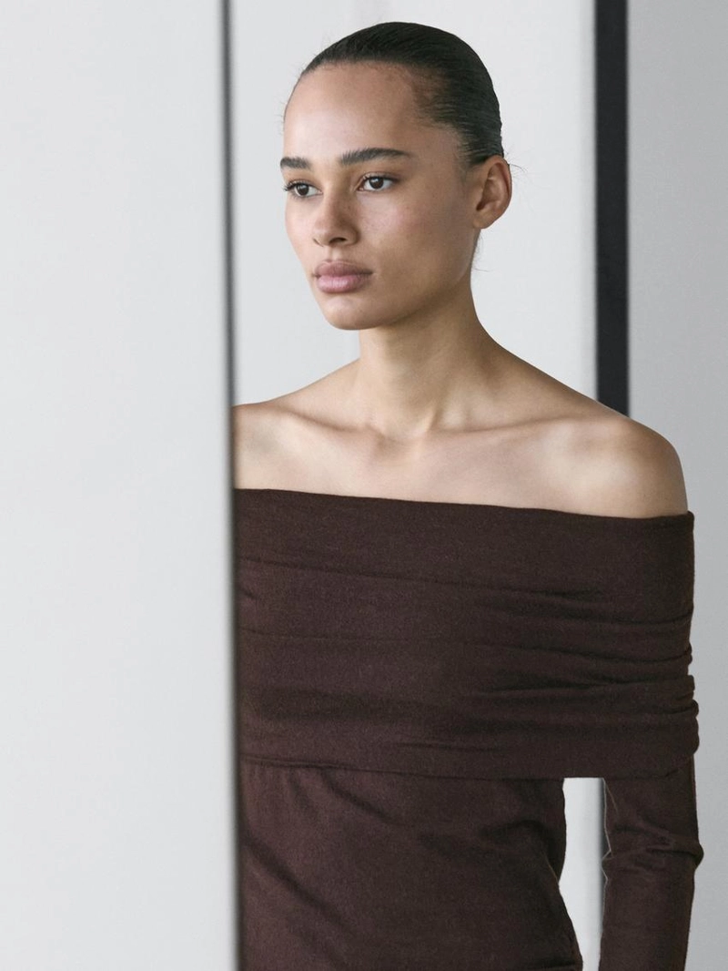 Трикотажный свитер с открытыми плечами из шерстяной смеси