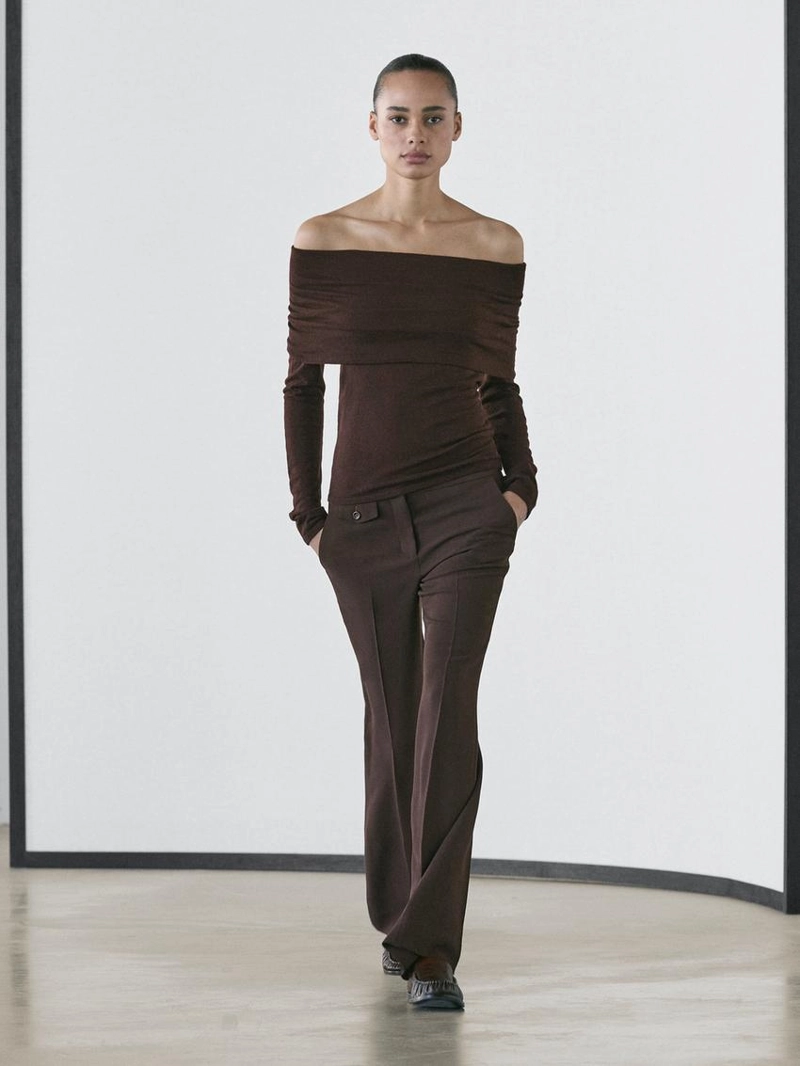 Трикотажный свитер с открытыми плечами из шерстяной смеси