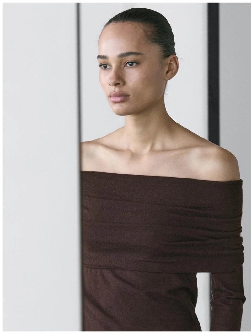 Трикотажный свитер с открытыми плечами из шерстяной смеси