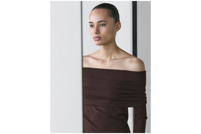 Трикотажный свитер с открытыми плечами из шерстяной смеси