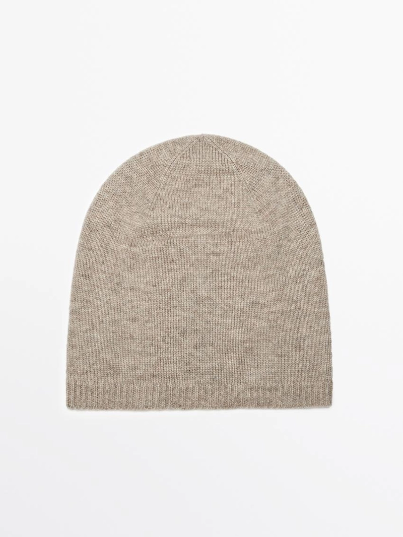 Шапка из тонкого вязаного полотна