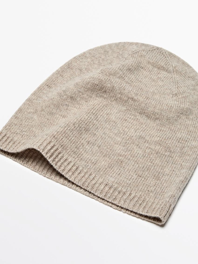 Шапка из тонкого вязаного полотна