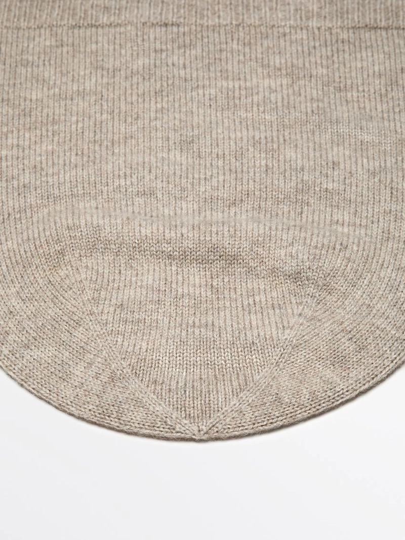 Шапка из тонкого вязаного полотна