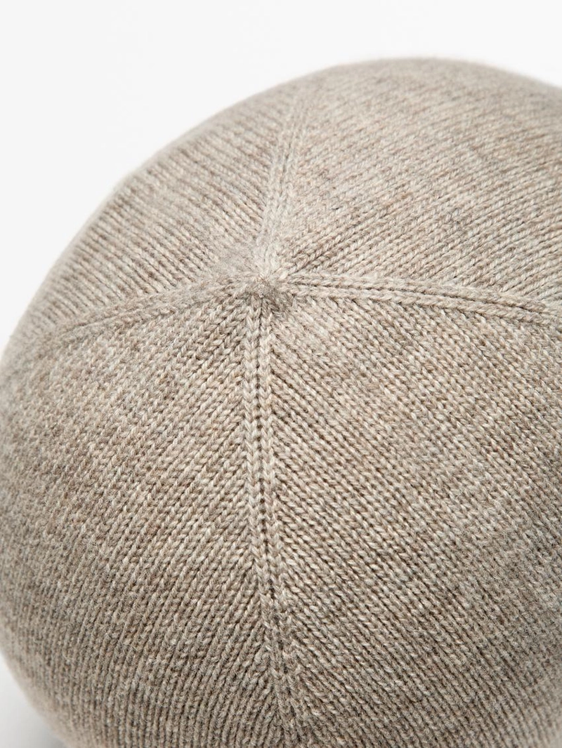 Шапка из тонкого вязаного полотна