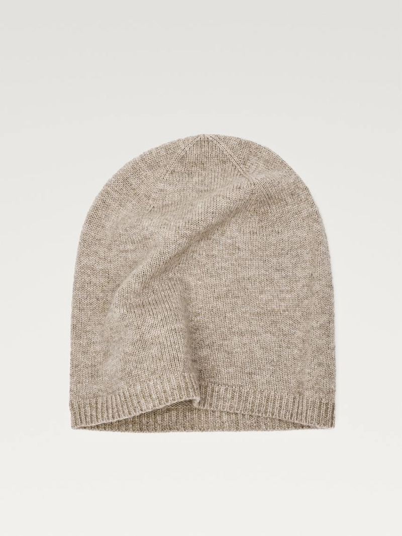 Шапка из тонкого вязаного полотна