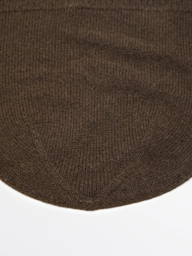 Тонкая вязаная шапка