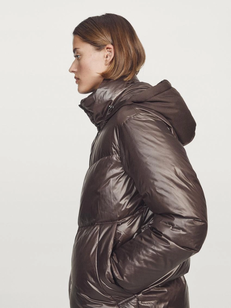 Глянцевый пуховик с водоотталкивающим покрытием и съемным капюшоном