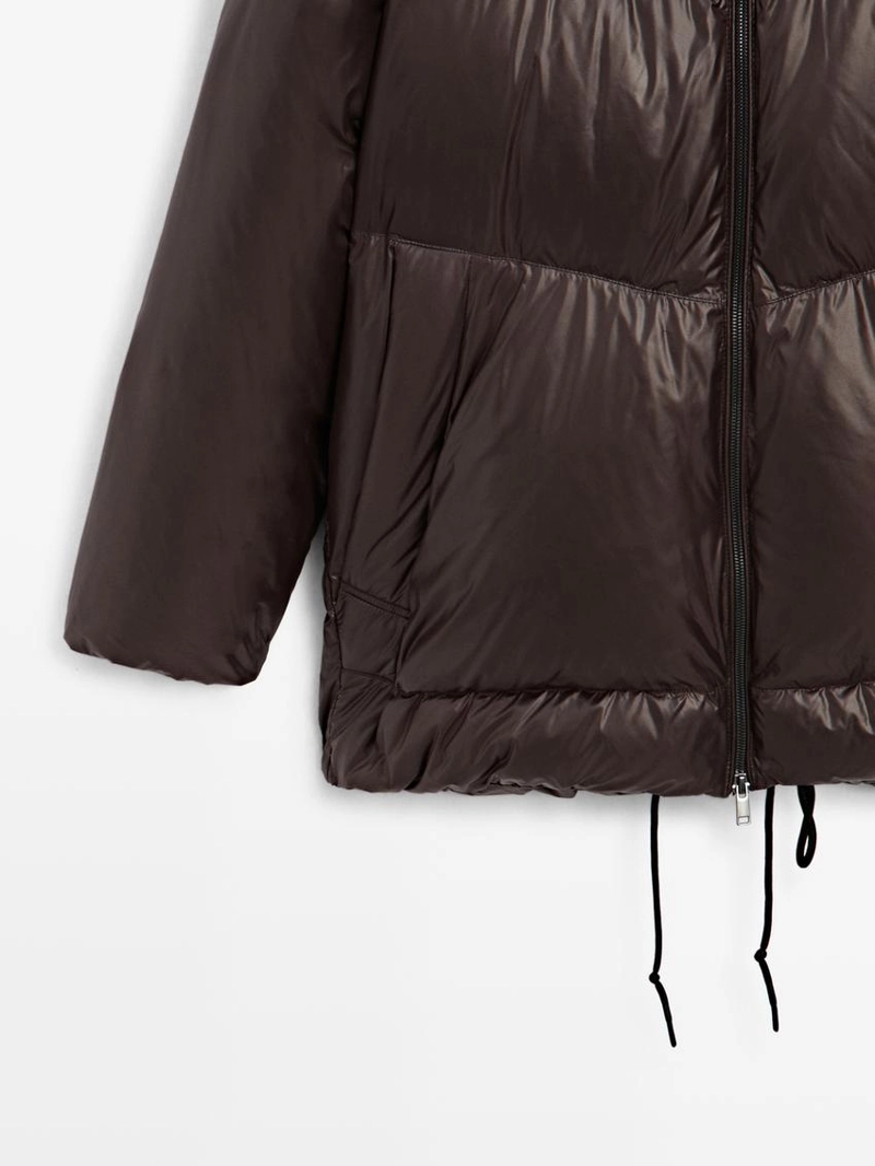 Глянцевый пуховик с водоотталкивающим покрытием и съемным капюшоном