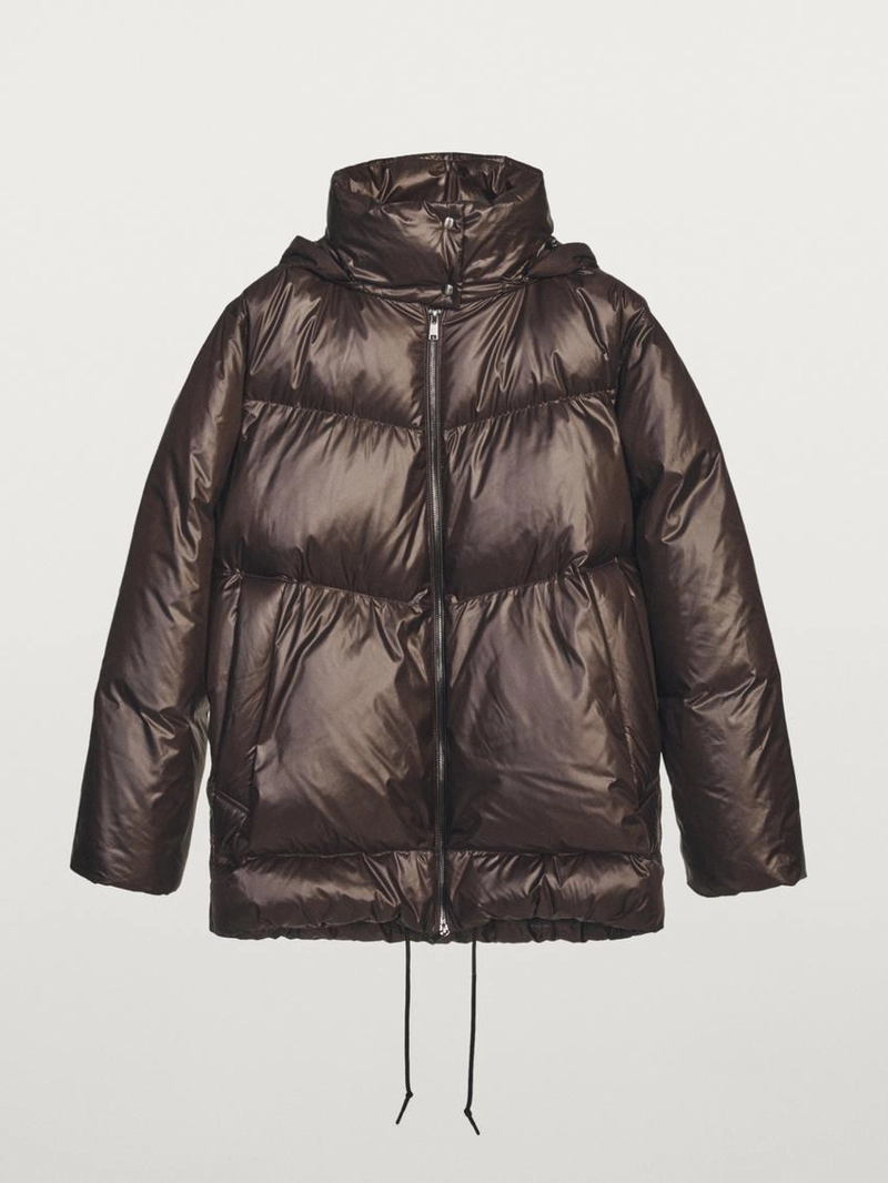 Глянцевый пуховик с водоотталкивающим покрытием и съемным капюшоном