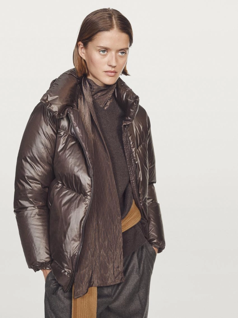 Глянцевый пуховик с водоотталкивающим покрытием и съемным капюшоном