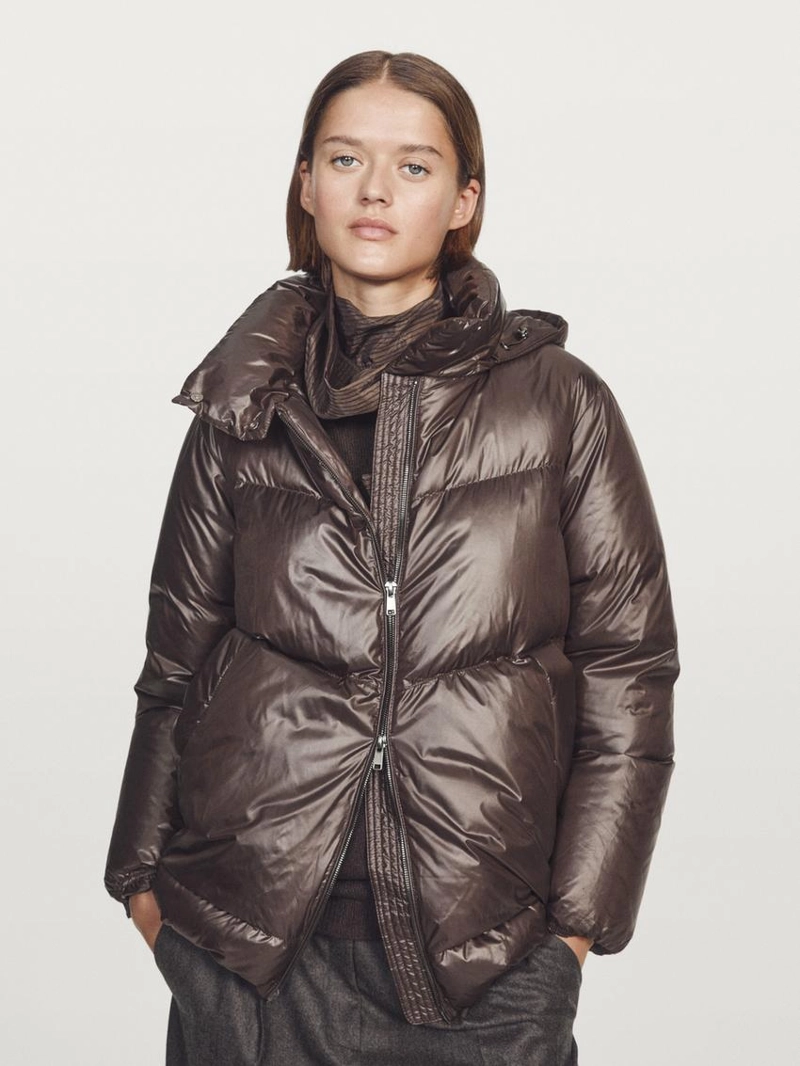 Глянцевый пуховик с водоотталкивающим покрытием и съемным капюшоном