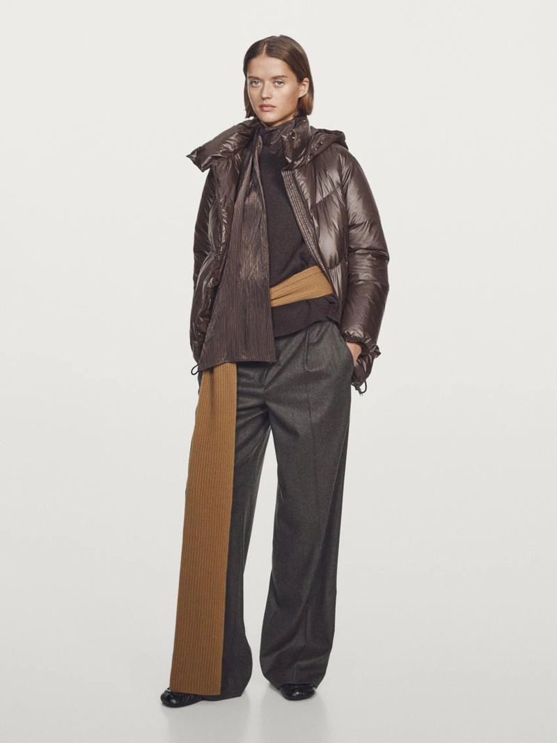 Глянцевый пуховик с водоотталкивающим покрытием и съемным капюшоном