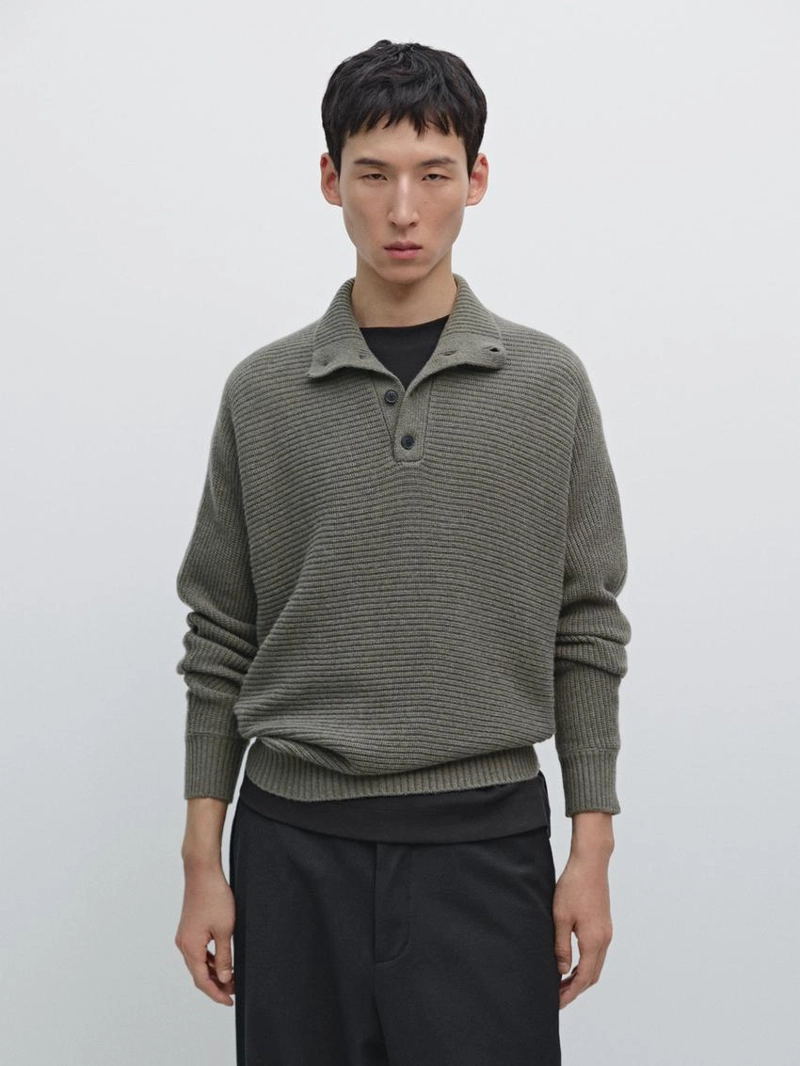 Вязанный свитер с воротником на пуговицах