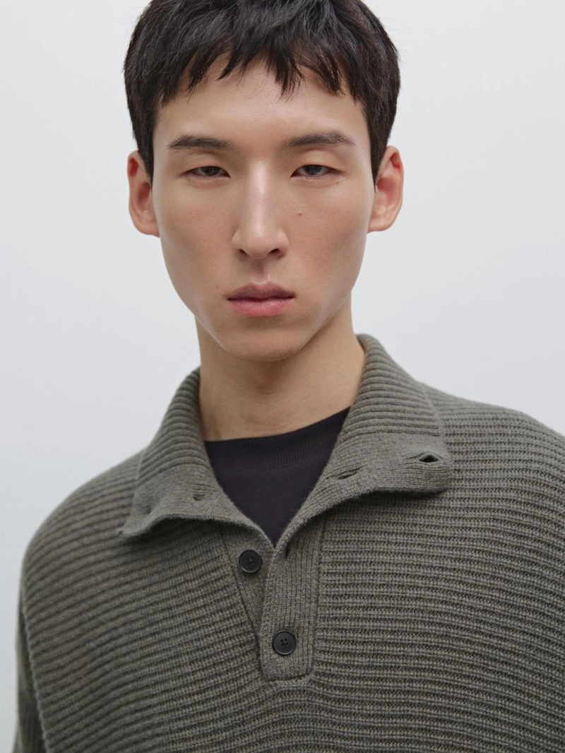 Вязанный свитер с воротником на пуговицах