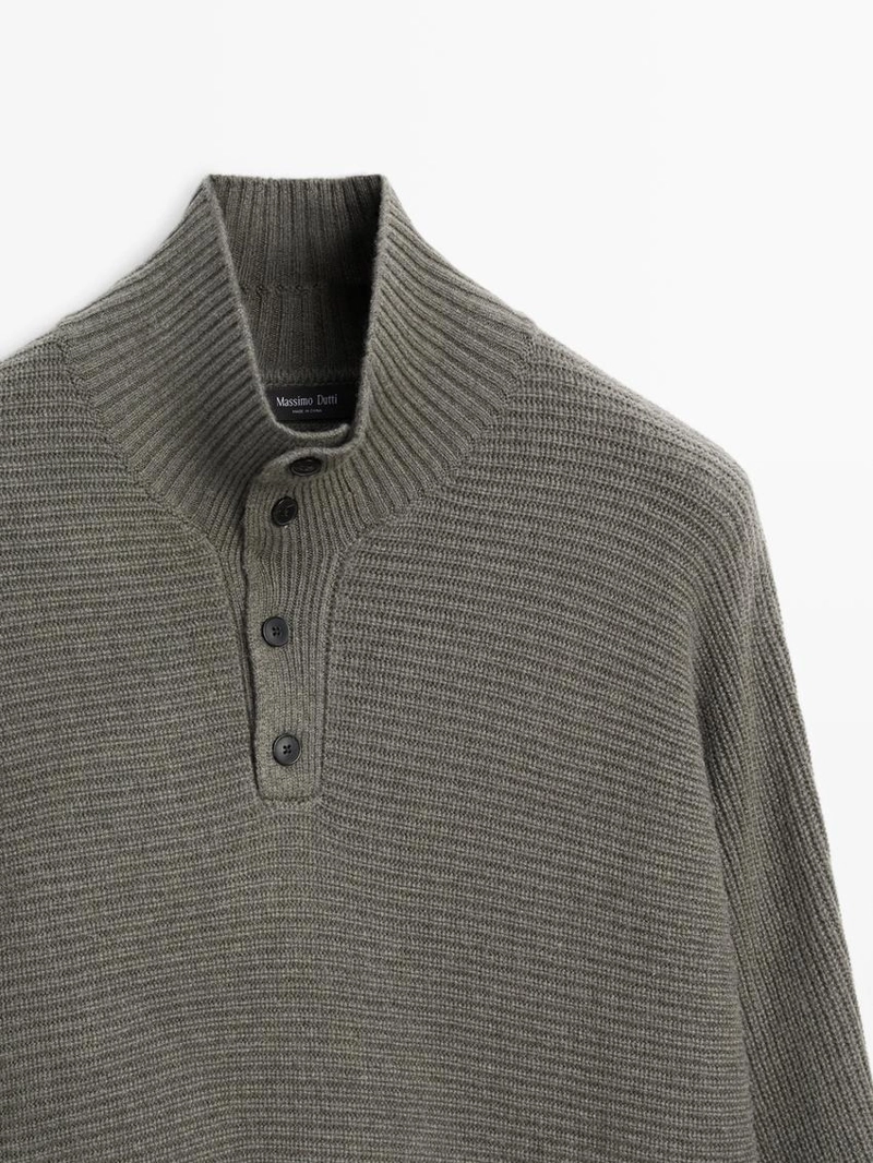 Вязанный свитер с воротником на пуговицах