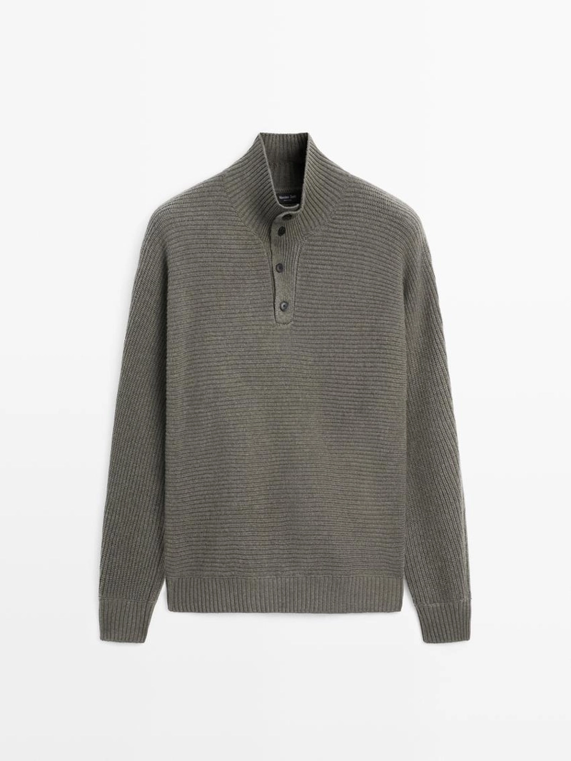 Вязанный свитер с воротником на пуговицах