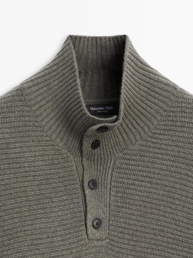 Вязанный свитер с воротником на пуговицах