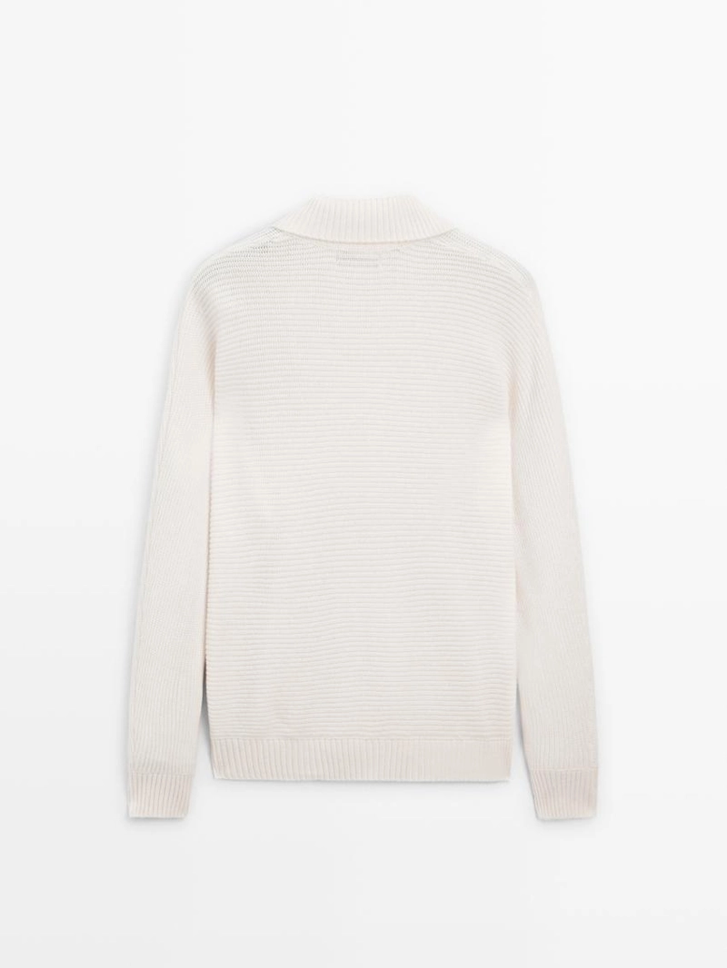 Вязанный свитер с воротником на пуговицах